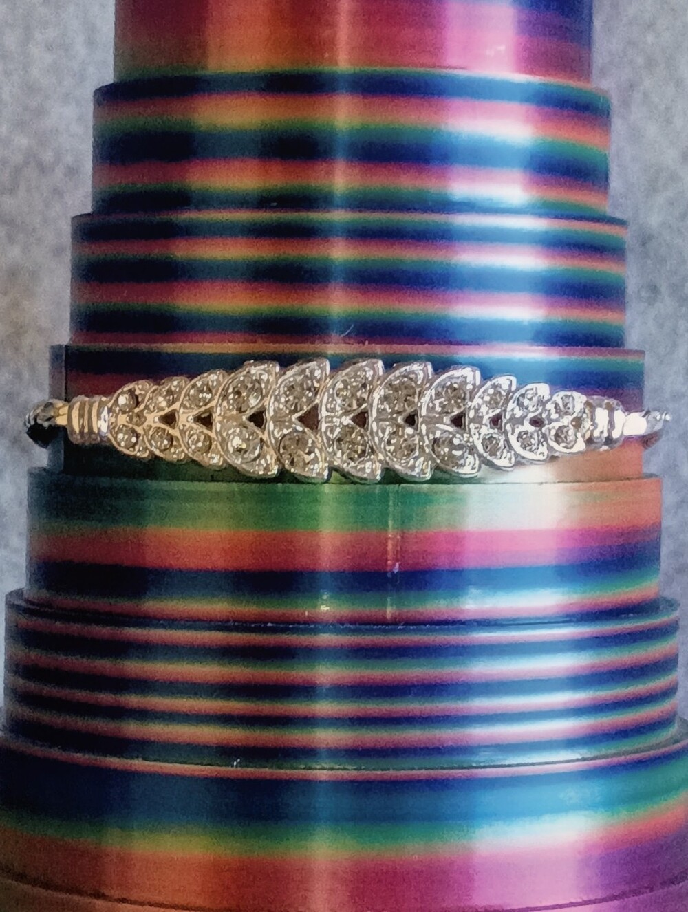 Silver bracelet with diamond-like stones 7.5
